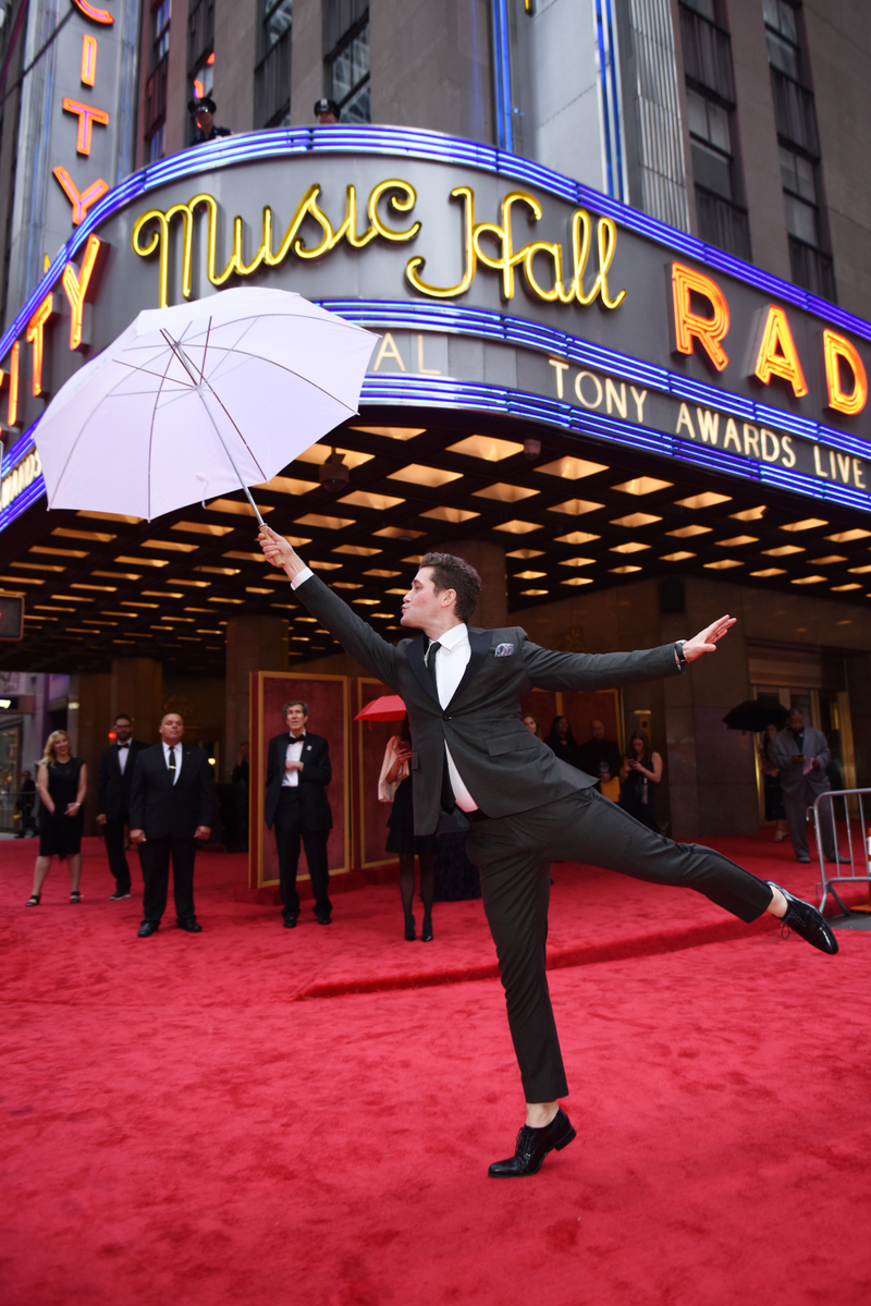 Illustration for article titled The Flower Wall On the Tony Awards Red Carpet Upstaged Everyone But These People